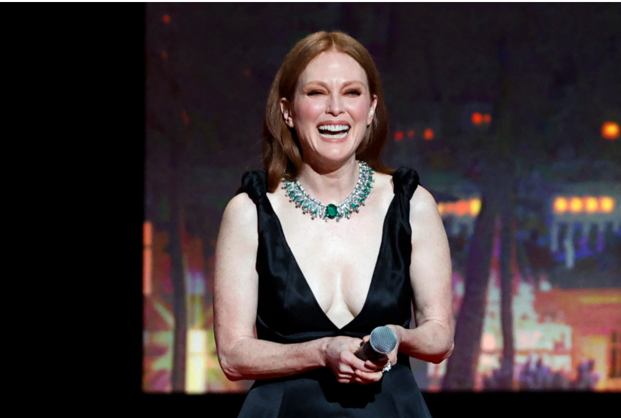 Julianne Moore đeo vòng cổ Bvlgari's Tribute to Paris tại Cannes 2022