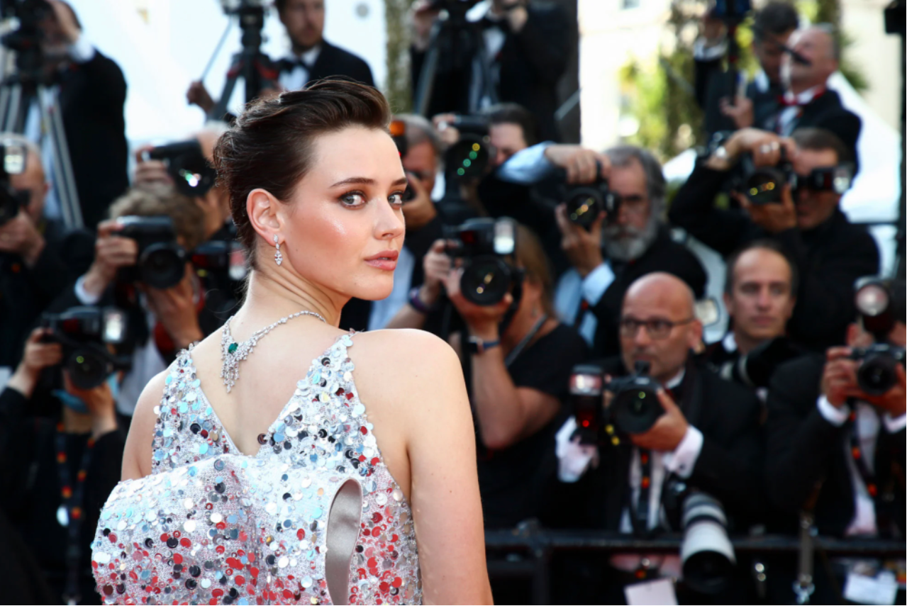 Katherine Langford mặc Piaget trên thảm đỏ Cannes,