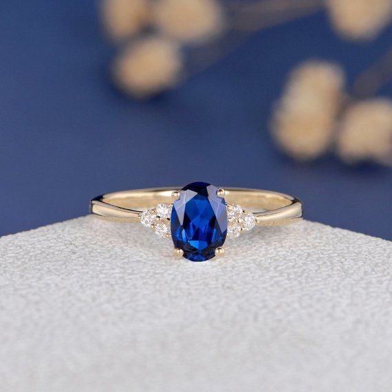 Nhẫn đính hôn đá quý bằng sapphire