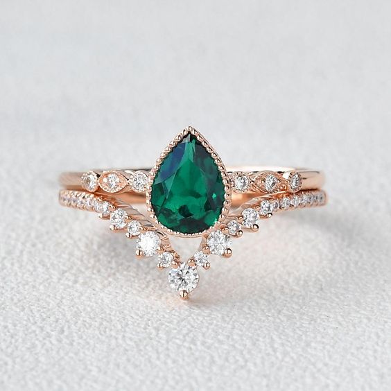 Nhẫn đính hôn hiện đại đá Emerald nổi bật