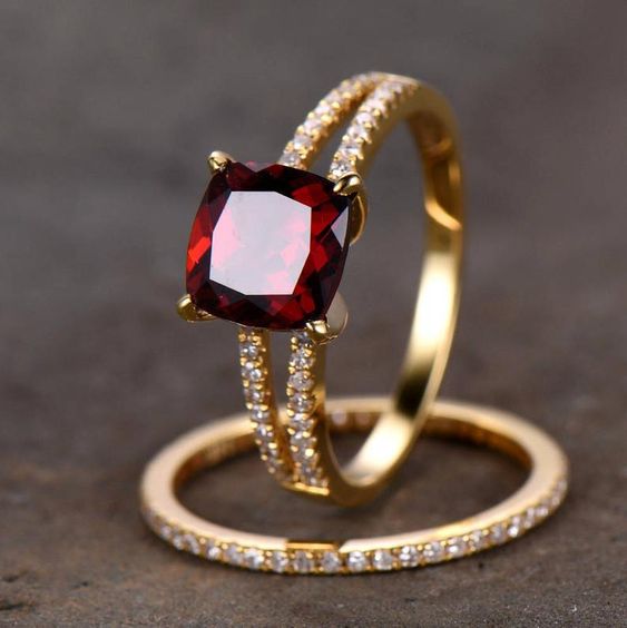 Nhẫn đính hôn hiện đại gắn đá Ruby