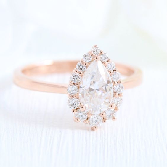 Nhẫn đính hôn Moissanite sáng chói hơn kim cương